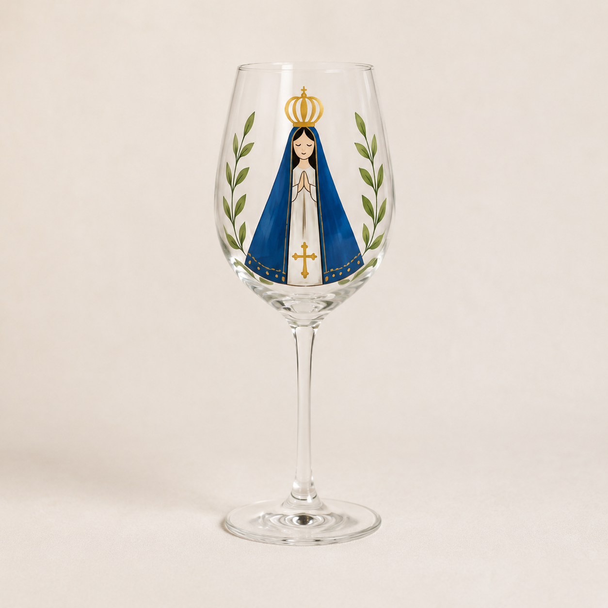 Taça pintada à mão com Nossa Senhora Aparecida e ramos verdes
